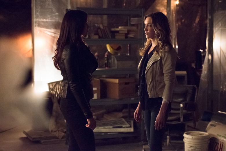 Arrow - Katrina Law and Katie Cassidy © Dean Buscher/The CW 2015