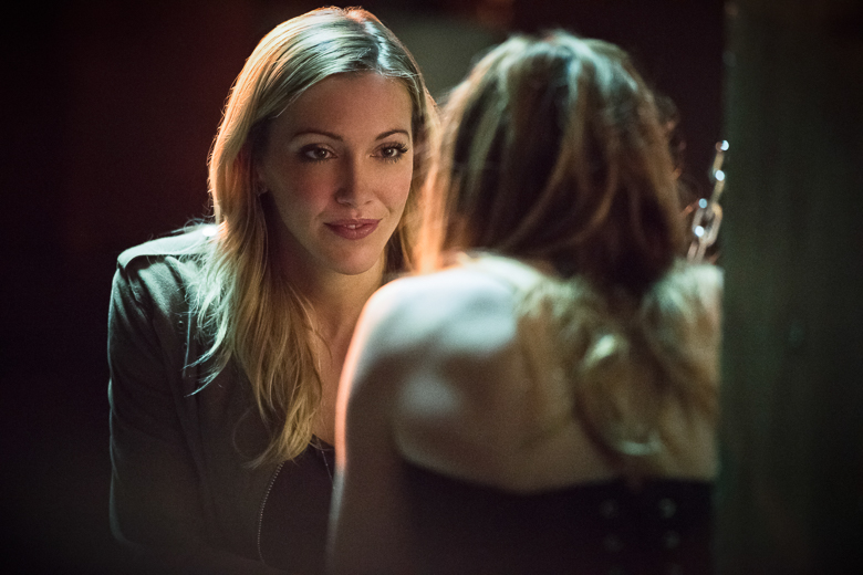 Arrow - Katie Cassidy and Caity Lotz © Dean Buscher/The CW  2015